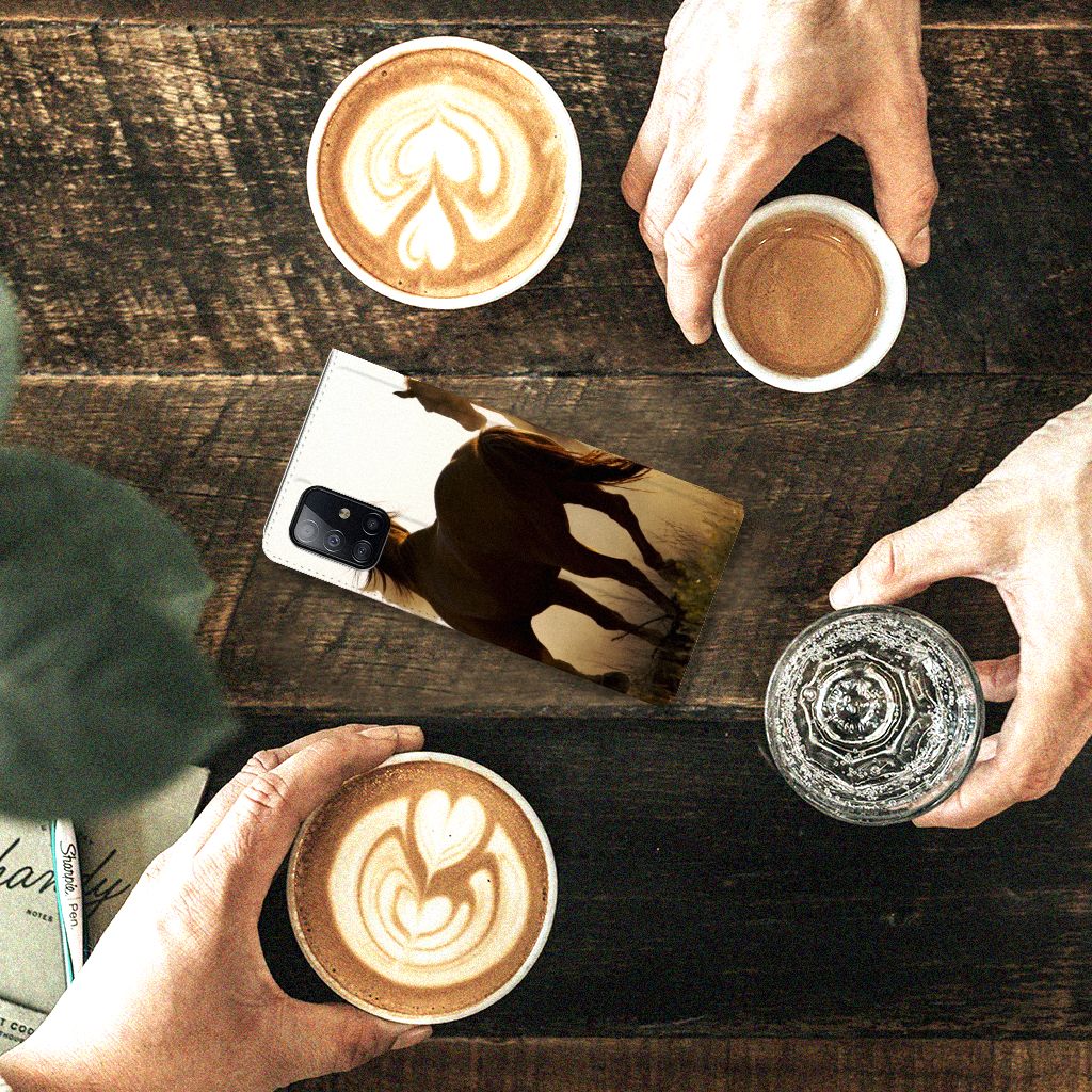 Samsung Galaxy A71 Hoesje maken Design Cowboy met paardenprint op een houten tafel met koffie.