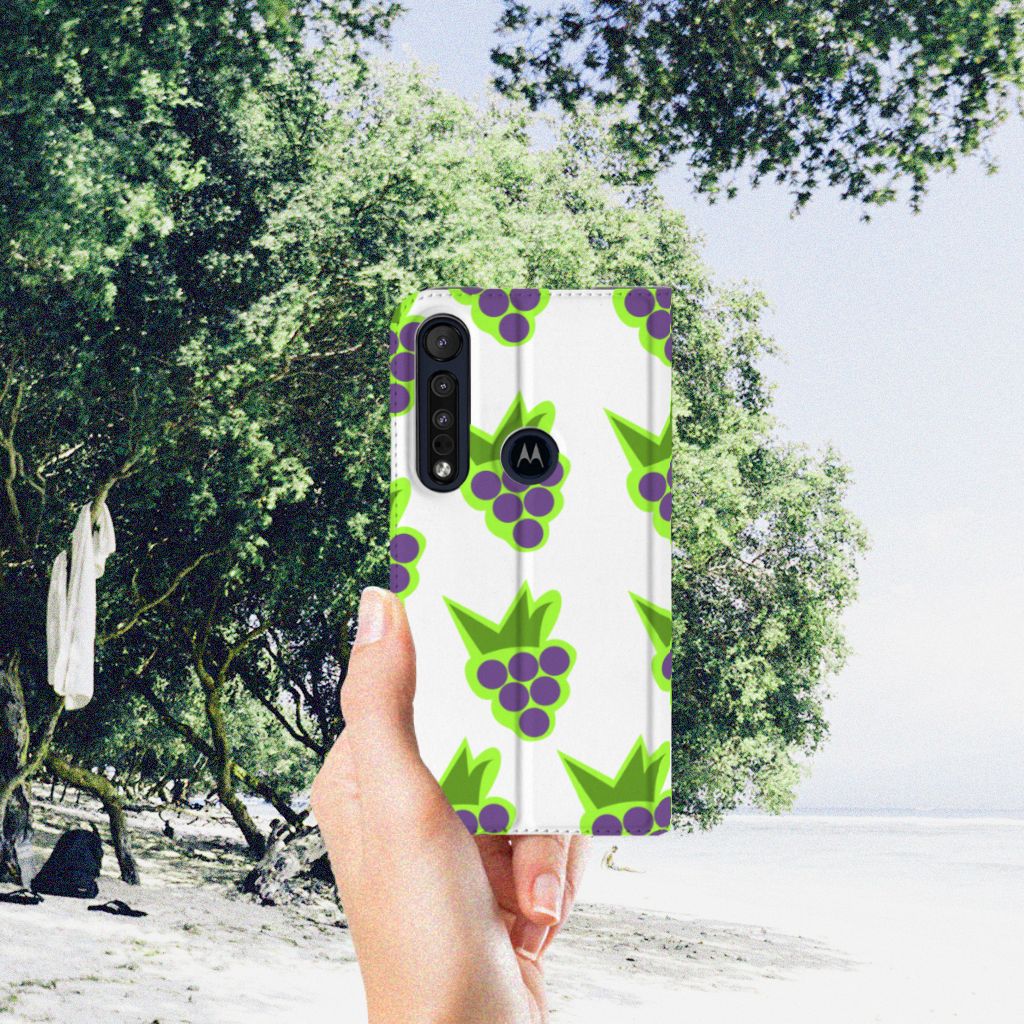 Motorola G8 Plus Flip Style Cover Druiven - B2C Telecom