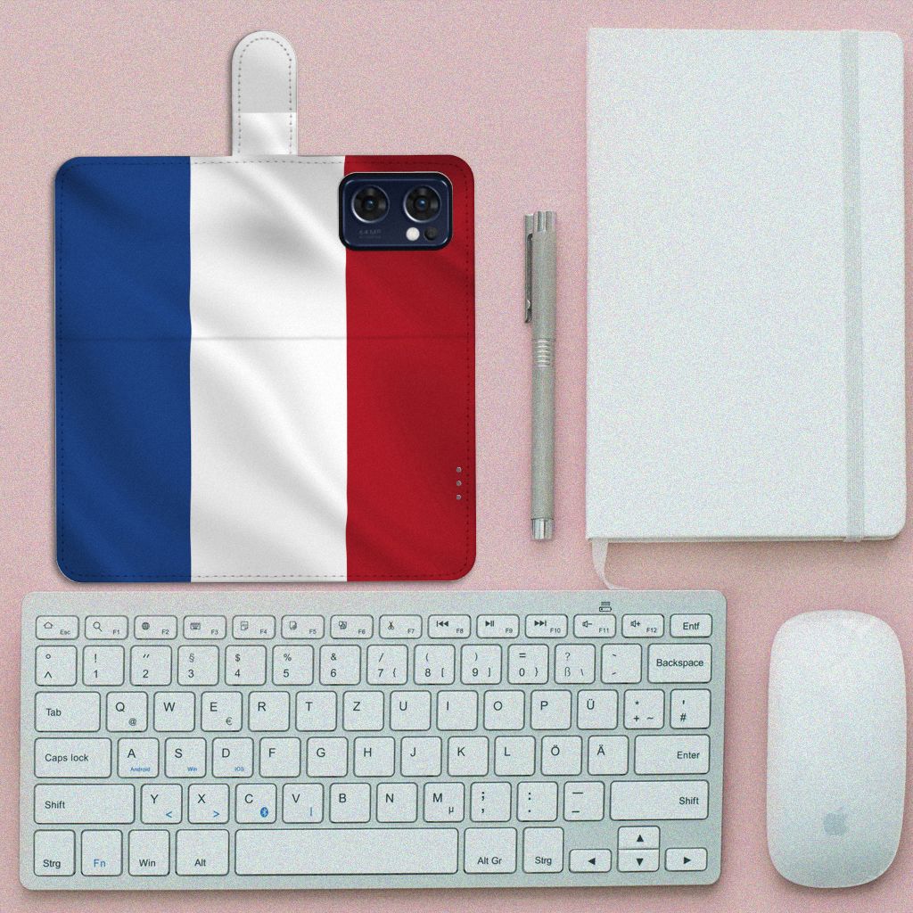 OPPO Find X5 Lite | Reno 7 5G Bookstyle Case Nederlandse Vlag zichtbaar op een bureau met toetsenbord.