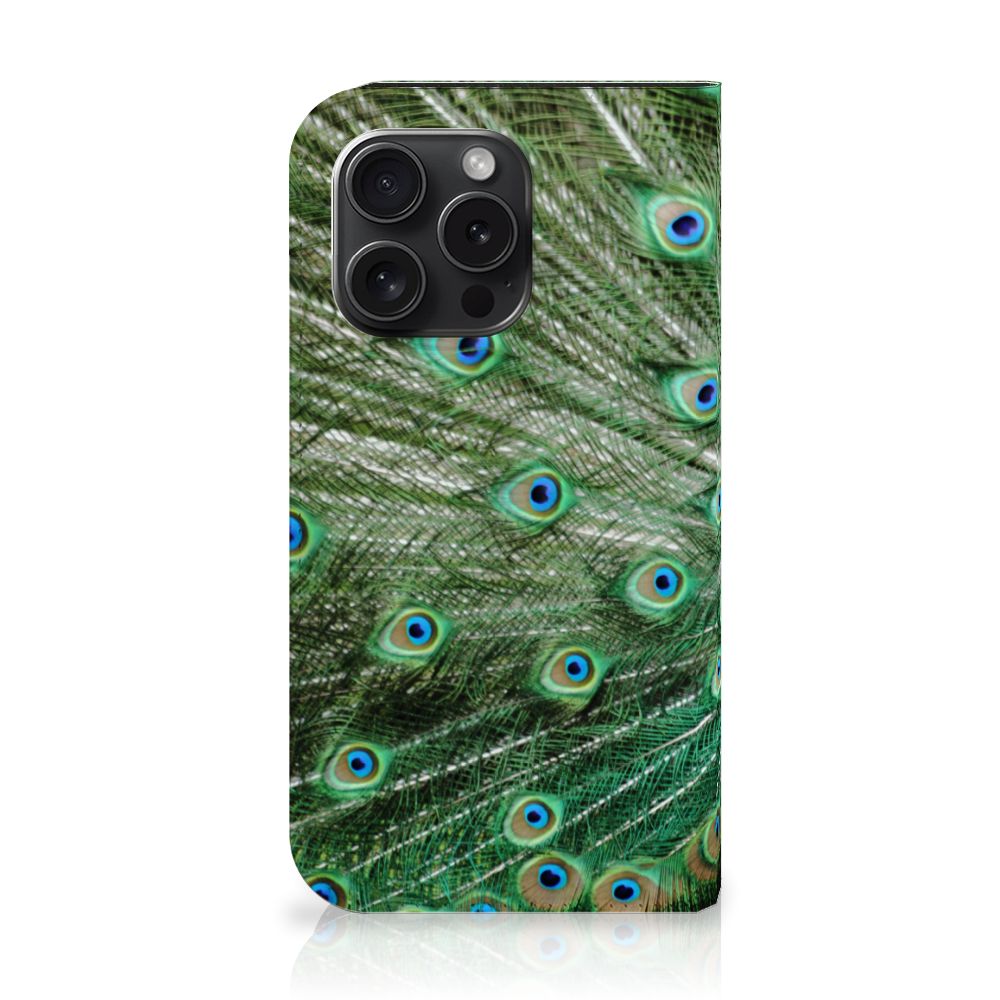 iPhone 15 Pro Hoesje maken Pauw met kleurrijk pauwenveer design en handige opbergvakjes.