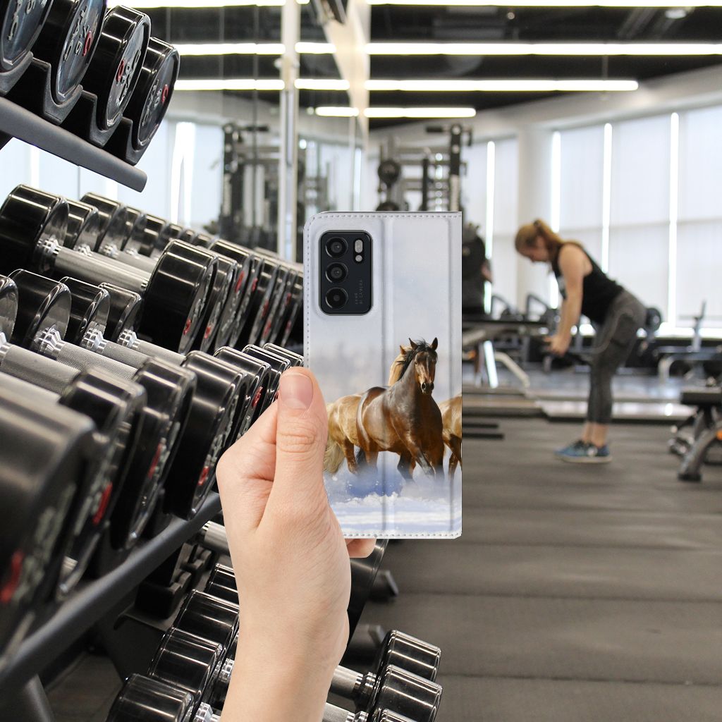 OPPO Reno6 5G Hoesje maken Paarden met afbeelding van rijdende paarden in sportschoolomgeving.