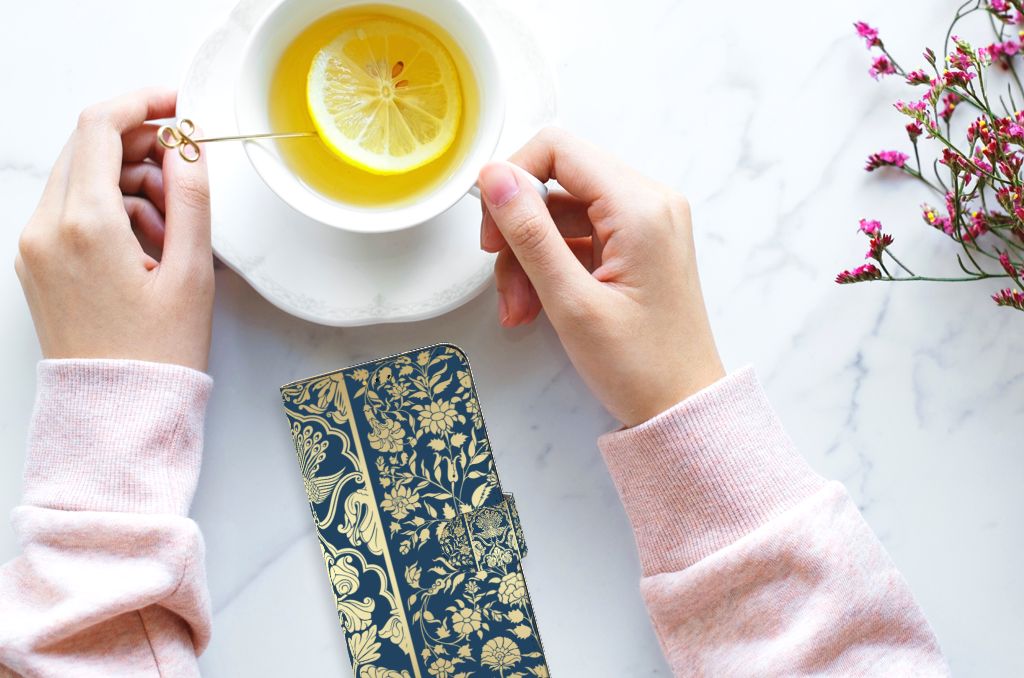 Samsung Galaxy A14 5G Hoesje Beige Flowers met bloemenprint en een kopje thee.