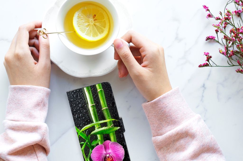 Samsung Galaxy A14 5G Hoesje Orchidee met paarse bloem en groene bamboe, elegant en trendy.