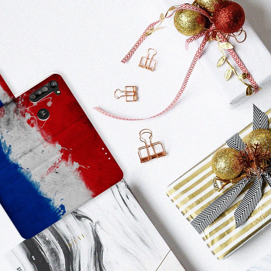Motorola G8 Power Bookstyle Case Nederland met artistieke Nederlandse vlag op tafel met kerstcadeaus.