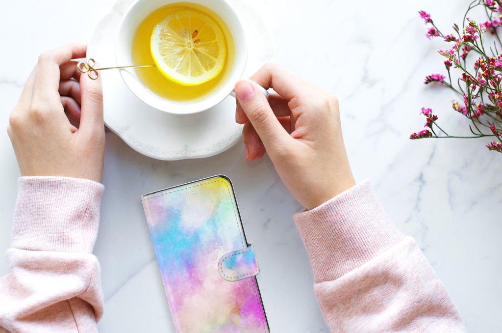 Hoesje Samsung Galaxy S21 FE Watercolor Light met pastelkleuren en een rustgevende uitstraling, naast een kopje thee.