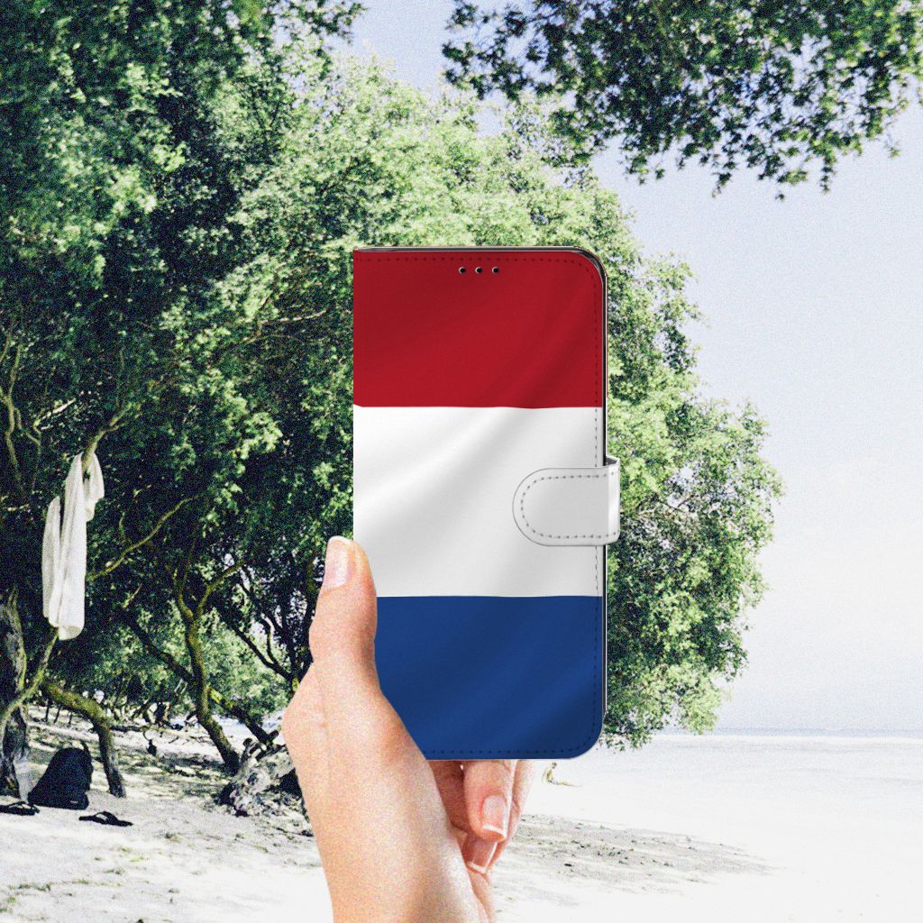 Motorola Edge 30 Pro Bookstyle Case Nederlandse Vlag in hand bij het strand