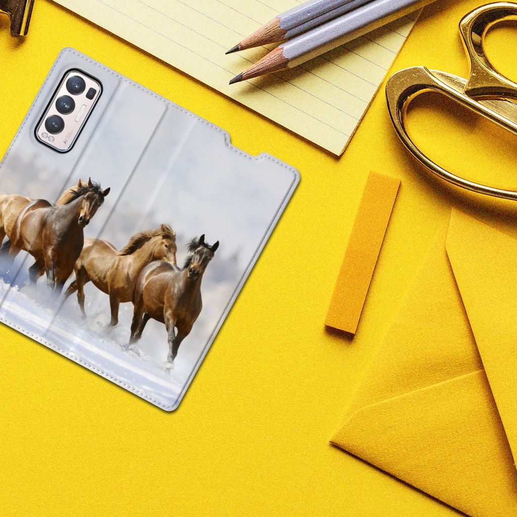 OPPO Find X3 Neo Hoesje maken Paarden met een prachtige print van rennende paarden op een gele achtergrond.