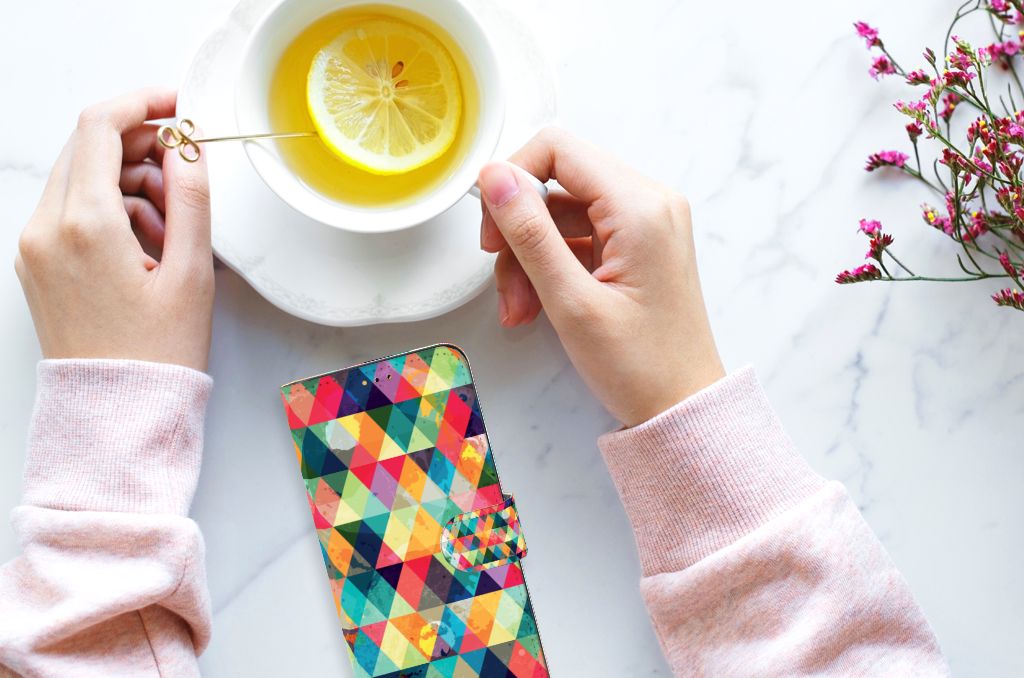 Samsung Galaxy A14 5G Telefoon Hoesje Geruit met kleurrijk ruitjesdesign op tafel naast een kopje thee