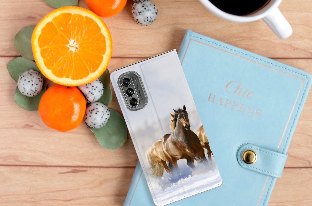 Motorola Moto G62 5G Hoesje maken Paarden met paardenprint, gelegen op een tafel met fruit en notitieboek.