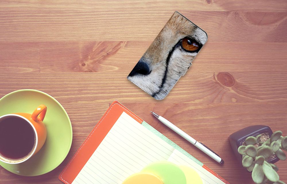 Google Pixel 8 Telefoonhoesje met Pasjes Cheetah op houten tafel met kopje koffie en notitieboek.