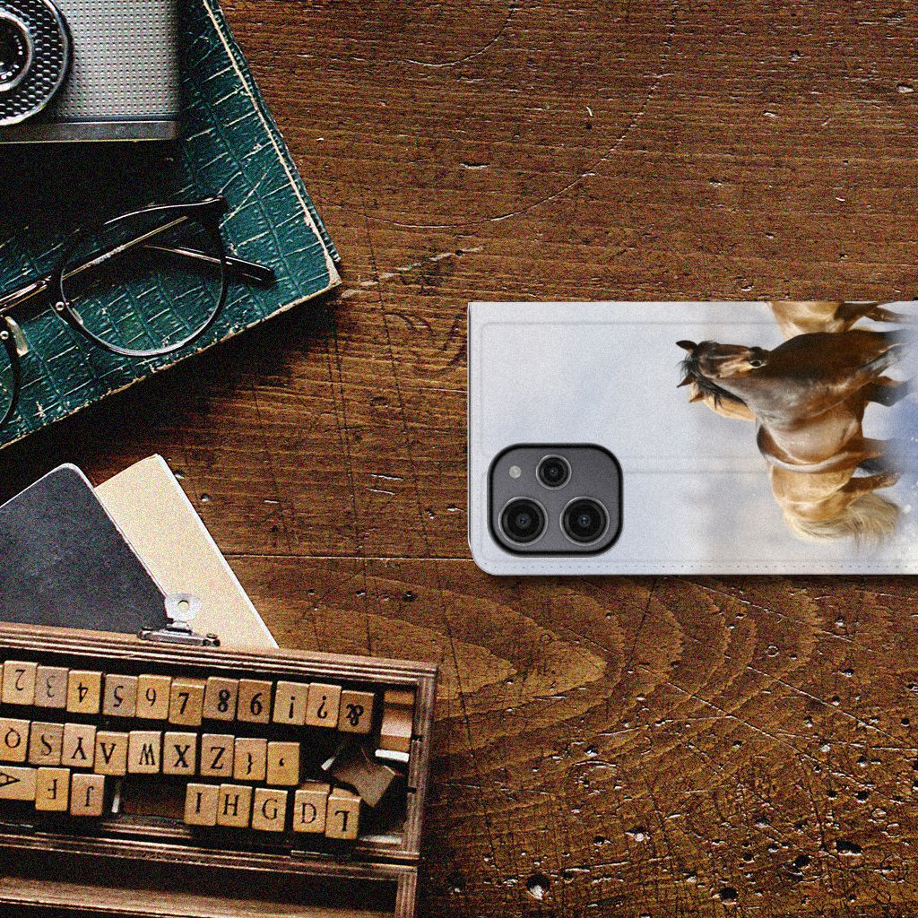 Xiaomi Redmi 12 4G Hoesje maken Paarden met paardenprint op houten tafel met accessoires.