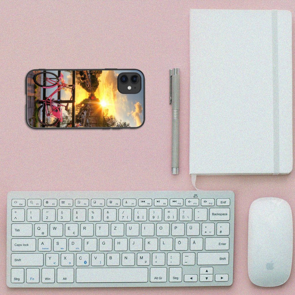 iPhone 11 TPU Backcover Amsterdamse Grachten op bureau met toetsenbord en notitieboekje.