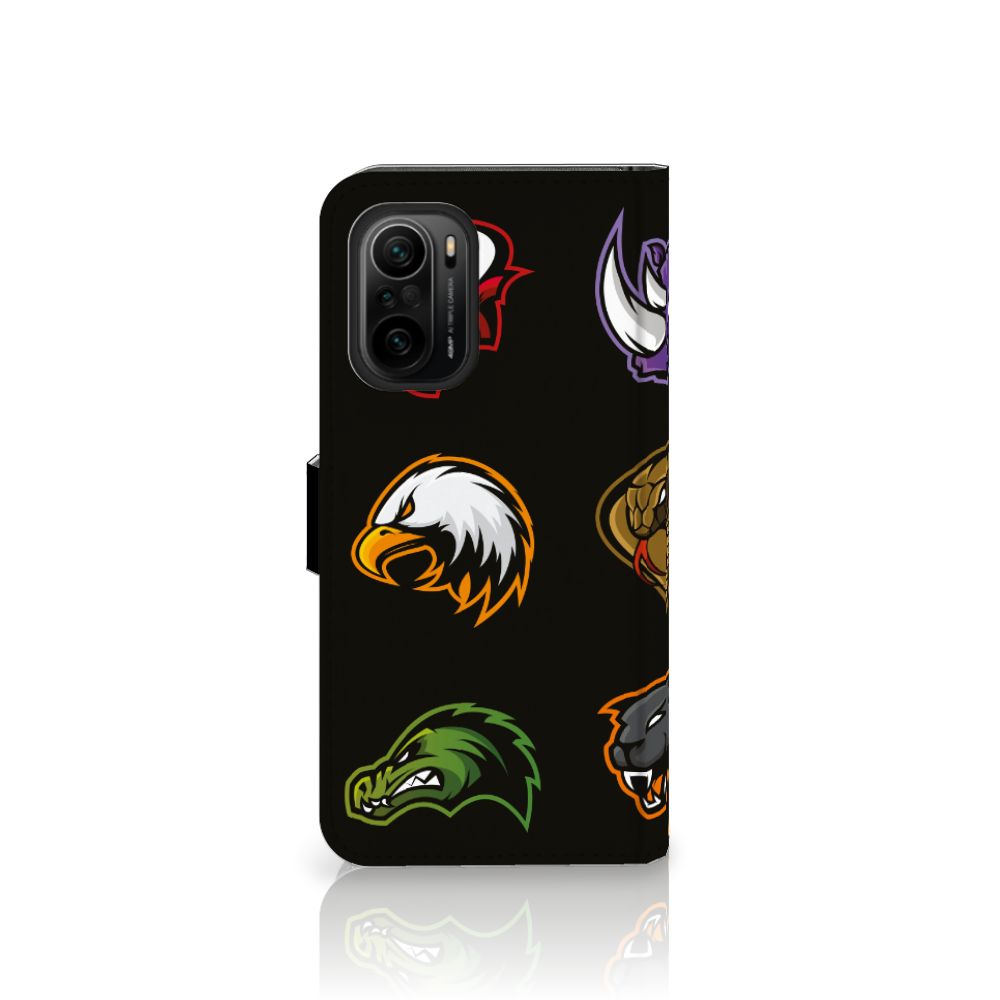 Poco F3 | Xiaomi Mi 11i Leuk Hoesje Cartoon met verschillende kleurrijke cartoon logo's op een zwart design.