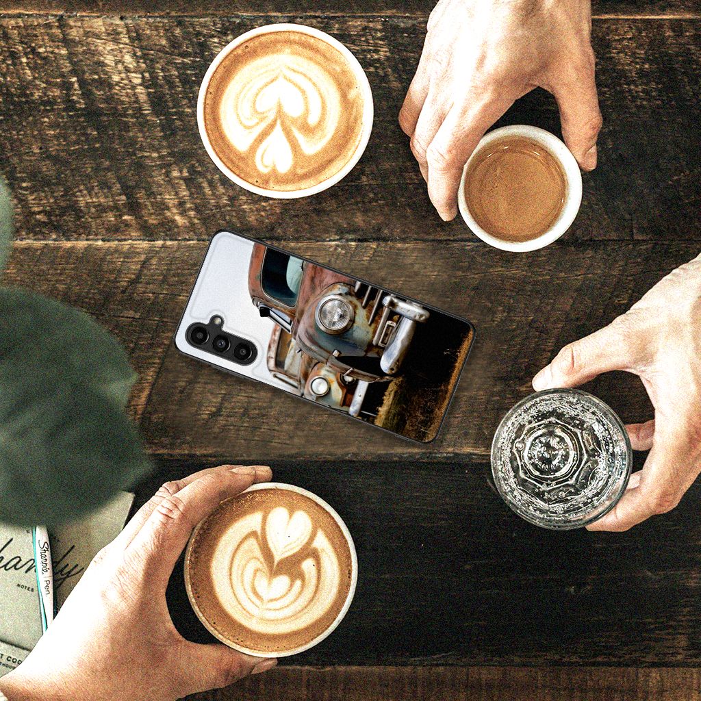 Samsung Galaxy A14 5G Silicone Back Case Vintage Auto met vintage auto ontwerp op tafel met koffie en water.
