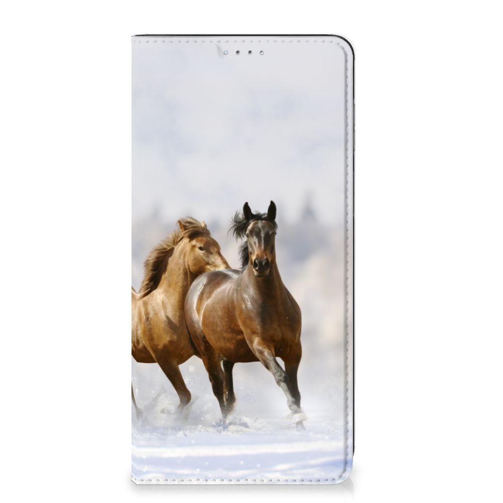 OPPO A17 Hoesje maken Paarden met paardenprint in een sneeuwlandschap, ideaal voor paardenliefhebbers.