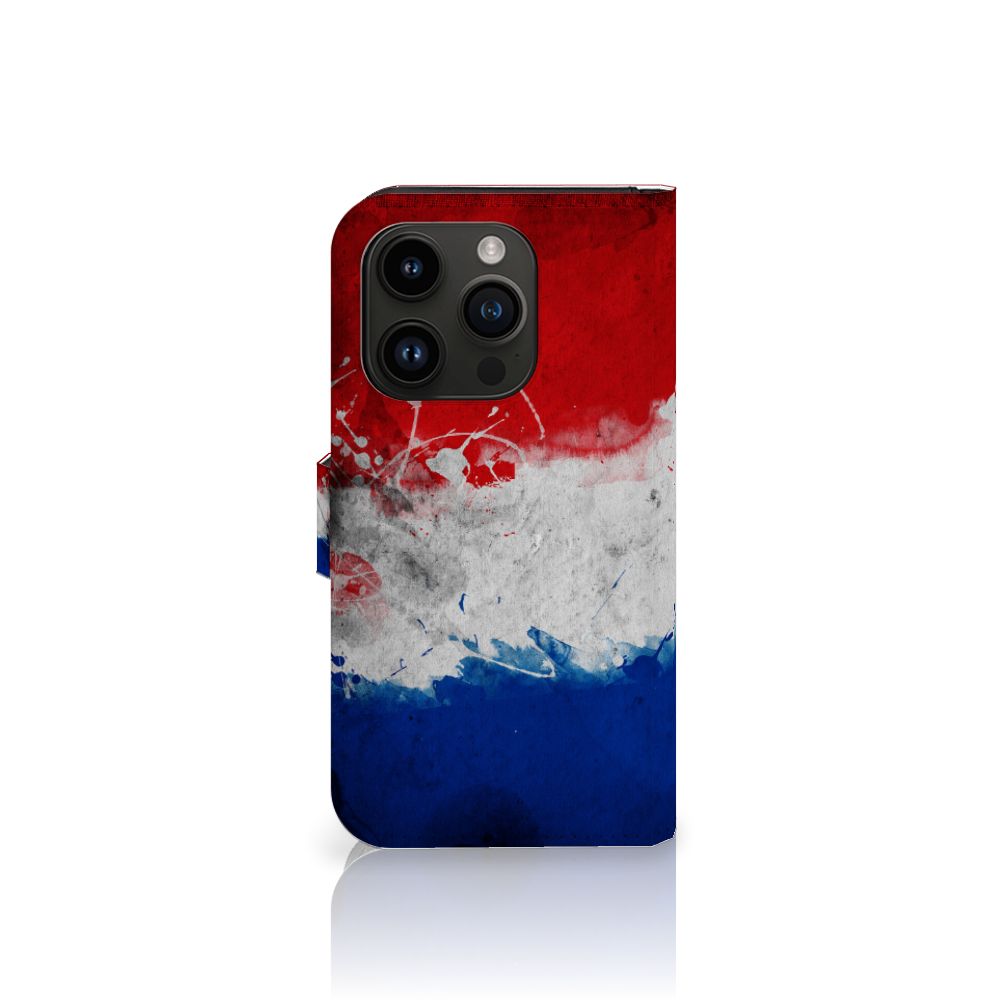 iPhone 15 Pro Bookstyle Case Nederland met artistiek ontwerp van de Nederlandse vlag.