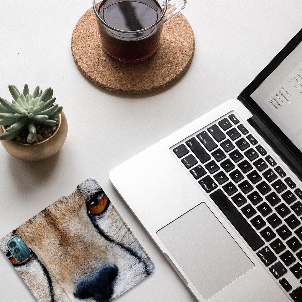 Nokia G11 | G21 Hoesje maken Cheetah met close-up van een jachtluipaard naast een laptop en koffie.