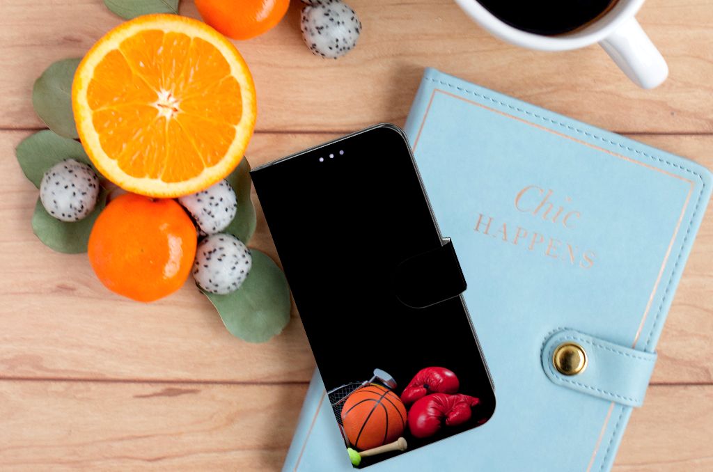 OPPO Find X3 Lite Wallet Case met Pasjes Sports met sportafbeeldingen op een houten tafel met fruit en een notitieboek