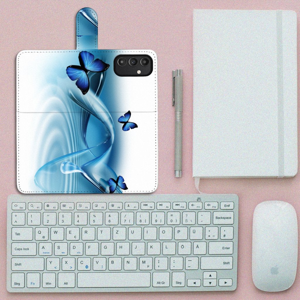 Samsung Galaxy A14 4G Telefoonhoesje met Pasjes Vlinders op een bureau met toetsenbord en notitieboek.