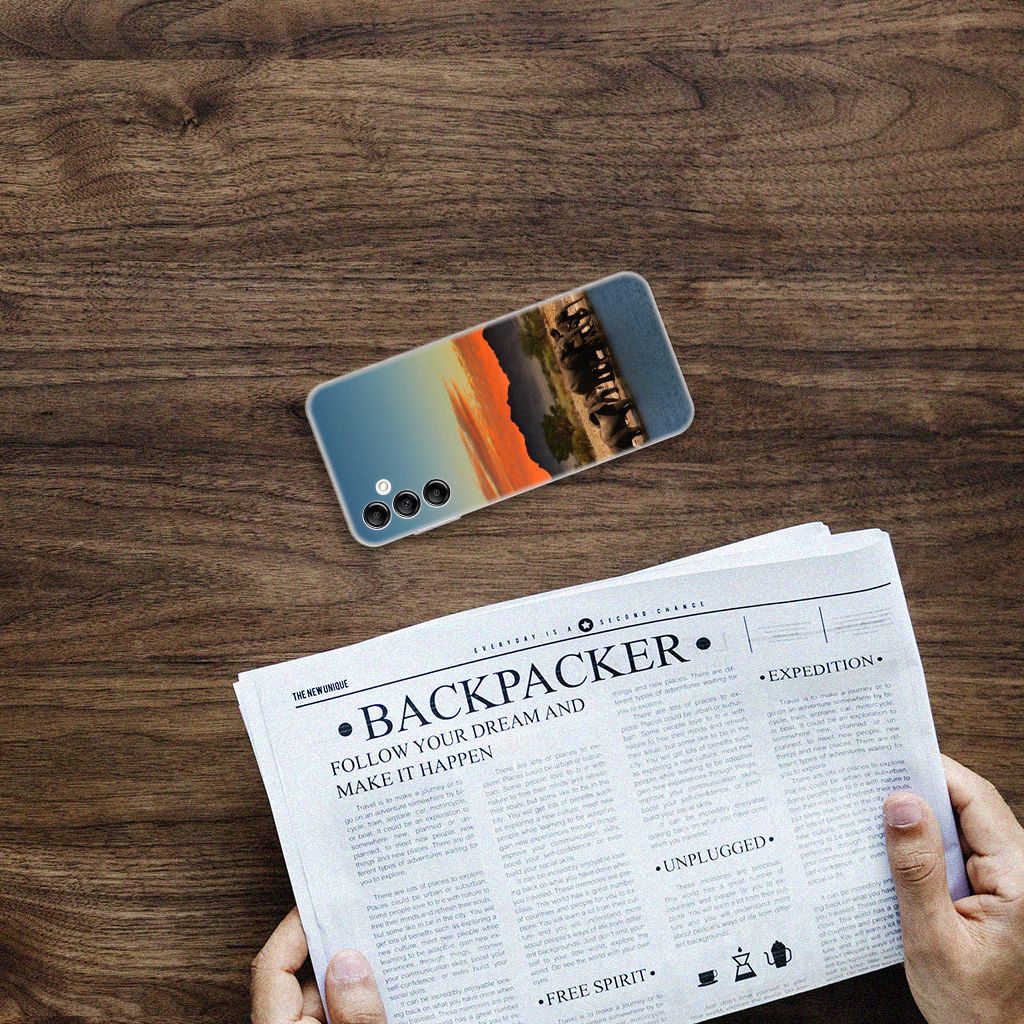 Samsung Galaxy A14 5G TPU Hoesje Olifanten met olifantenprint op een houten tafel.