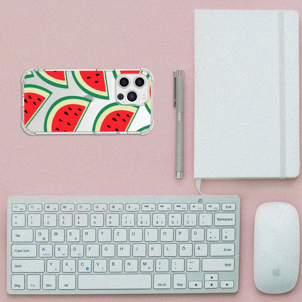 iPhone 13 Pro Max Beschermhoes Watermelons op een bureau met toetsenbord, muis en notitieboek.