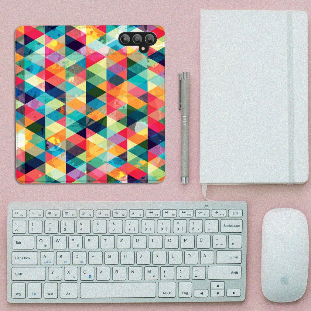 Samsung Galaxy A14 4G Hoesje met Magneet Geruit op een bureau met toetsenbord en notitieboek