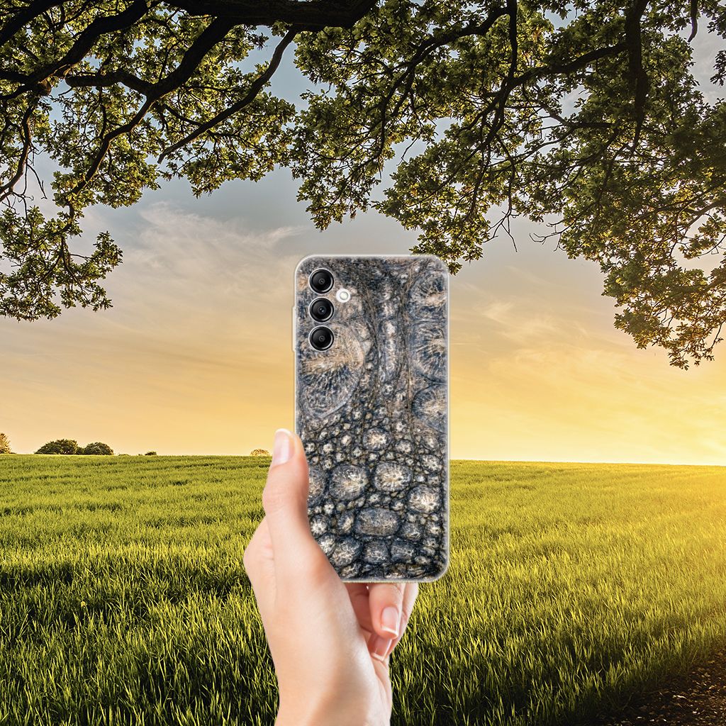 Samsung Galaxy A14 5G TPU Hoesje Krokodillenprint in hand met natuur achtergrond