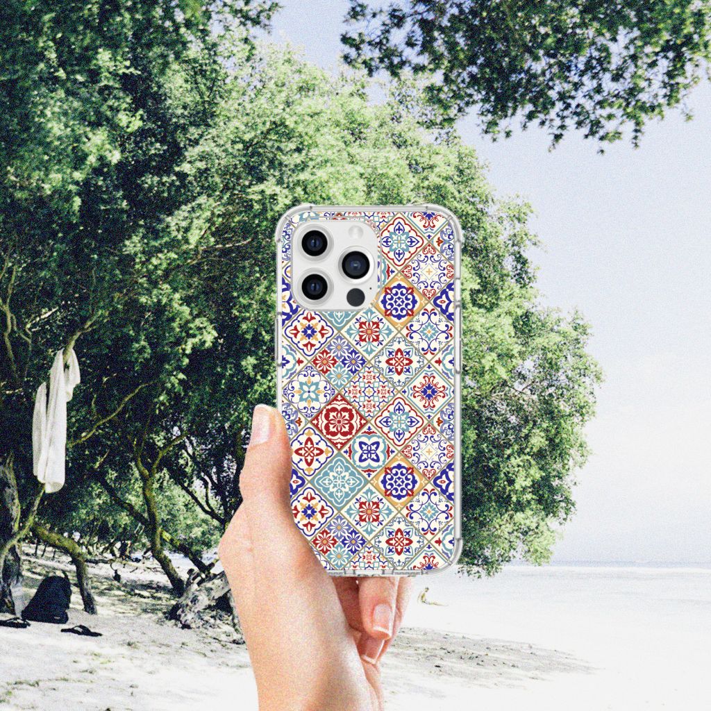 iPhone 13 Pro Max Anti-Shock Hoesje Tiles Color met kleurrijk design, perfect voor strand- en buitenactiviteiten.