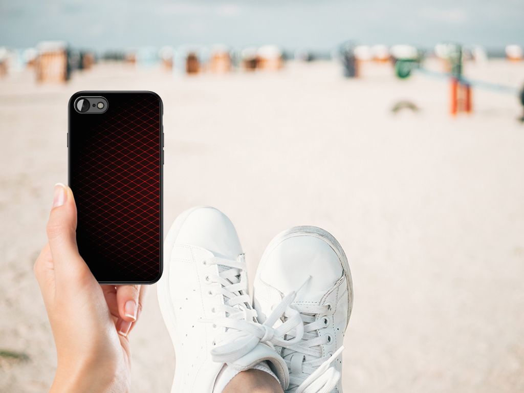 iPhone SE 2022 | SE 2020 | 7/8 Back Case Geruit Rood in hand met sneakers op het strand