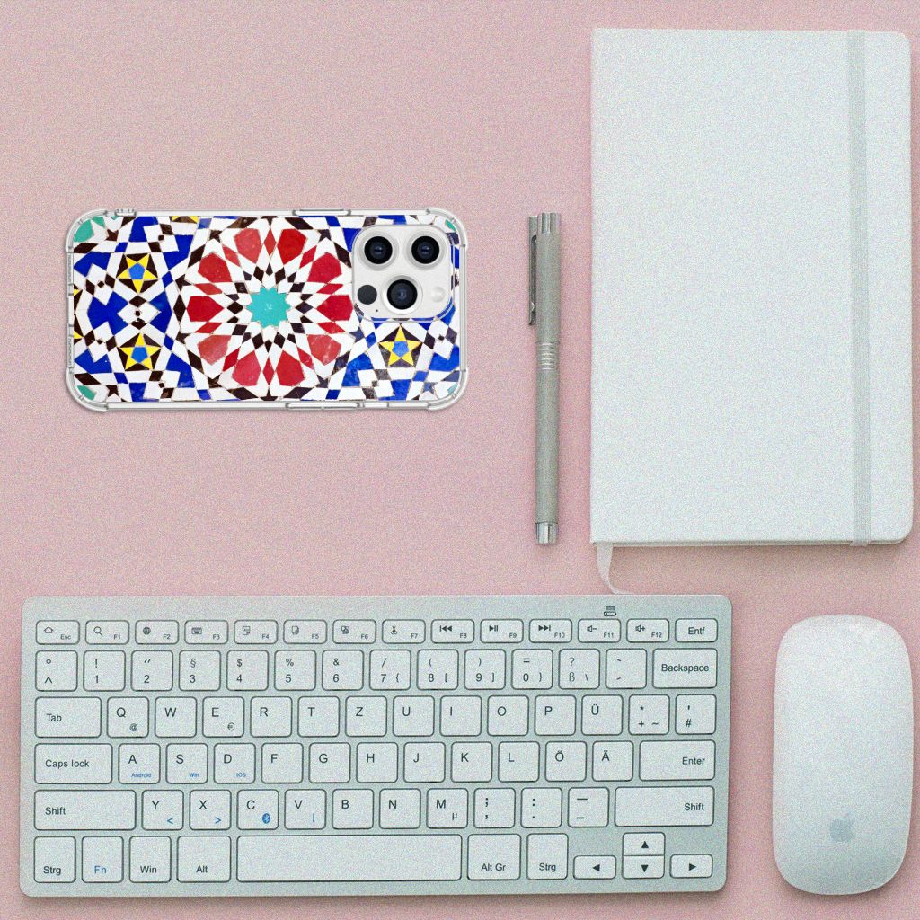 iPhone 13 Pro Max Anti-Shock Hoesje Mozaïek met kleurrijk design op een bureau naast een toetsenbord en notitieboek.