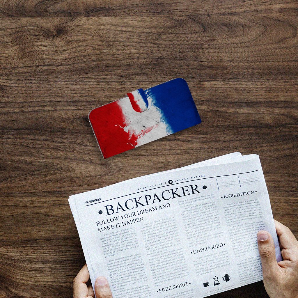 Sony Xperia 10 V Bookstyle Case Nederland met artistiek design van de Nederlandse vlag op een houten tafel.