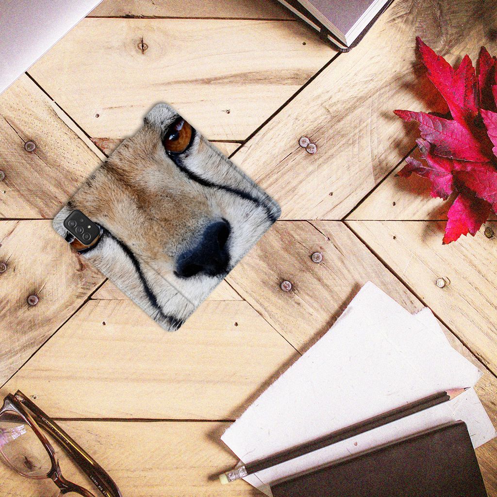 Samsung Galaxy A03s Hoesje maken Cheetah met close-up van een cheetah op een houten tafel.