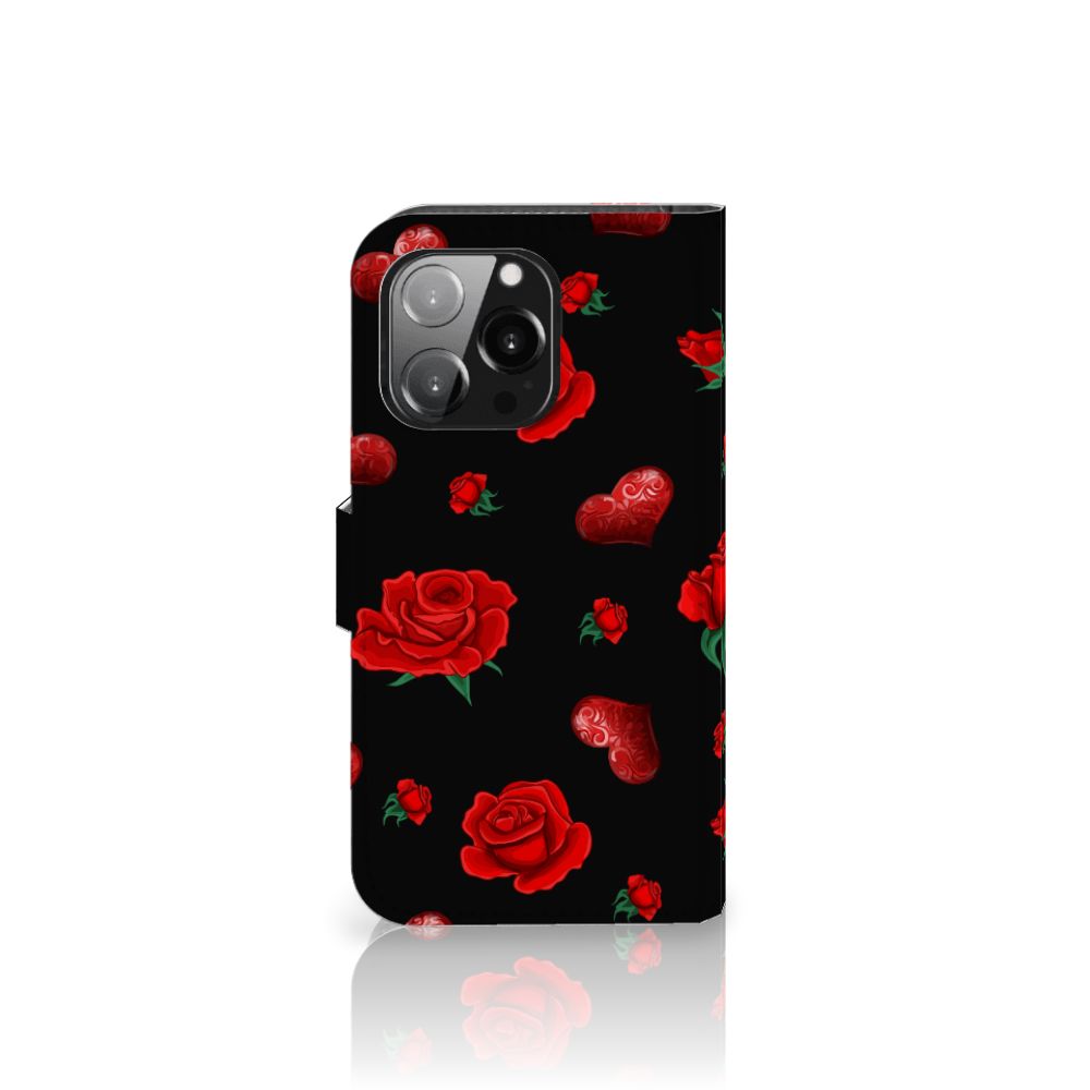 iPhone 13 Pro Leuk Hoesje Valentine met rode rozen en hartjes op zwarte achtergrond.