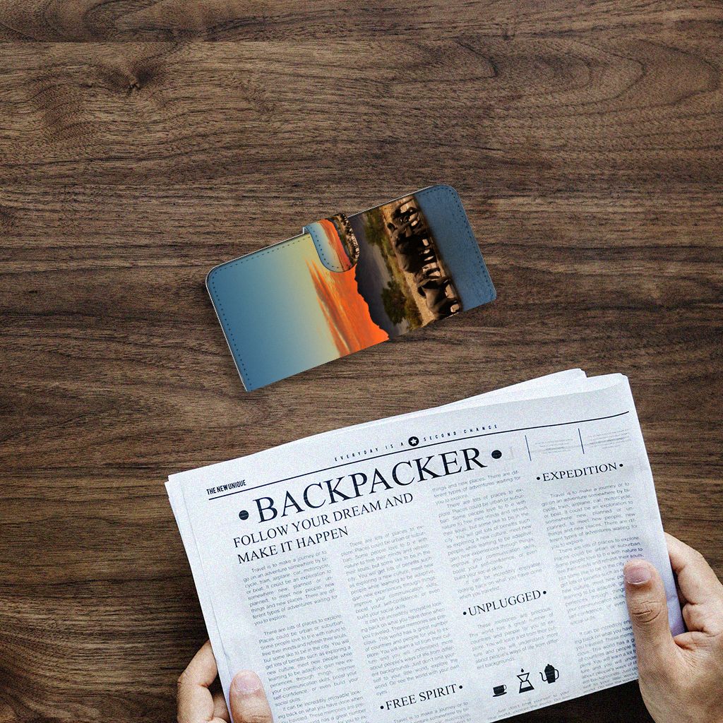 Samsung Galaxy A14 4G Telefoonhoesje met Pasjes Olifanten op houten tafel met krant