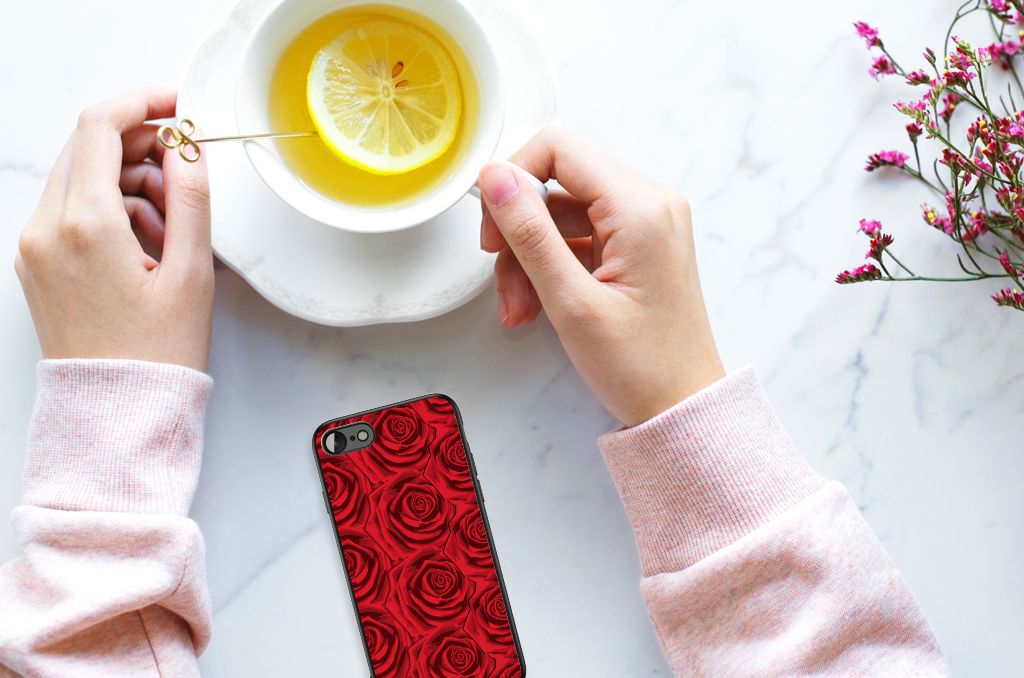 iPhone SE 2022 | SE 2020 | 7/8 Bloemen Hoesje Red Roses met een vrouw die thee drinkt.