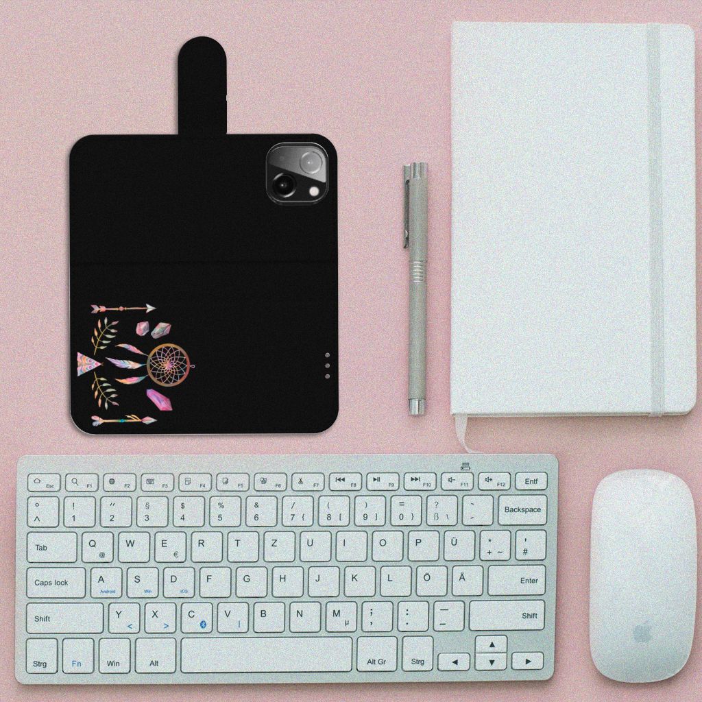 iPhone 13 Mini Leuk Hoesje Boho Dreamcatcher met dromenvanger en pijlen boven een bureau met toetsenbord.