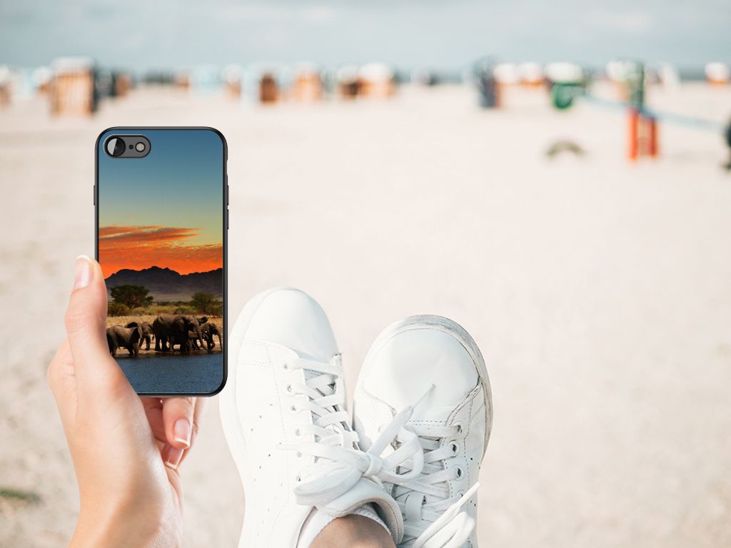 iPhone SE 2022 | SE 2020 | 7/8 Dierenprint Telefoonhoesje Olifanten op strand in hand met sneakers.