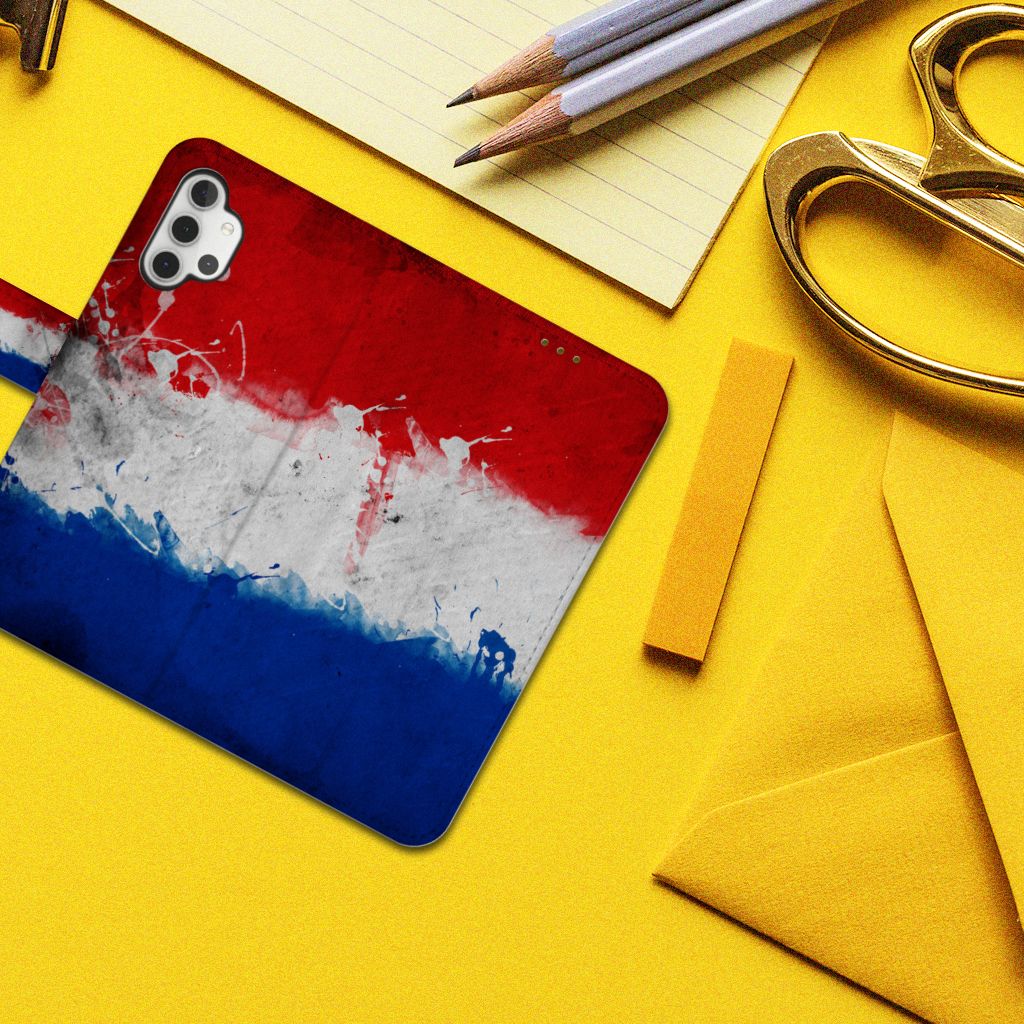 Samsung Galaxy A32 4G Bookstyle Case Nederland met design van de Nederlandse vlag op een gele achtergrond.