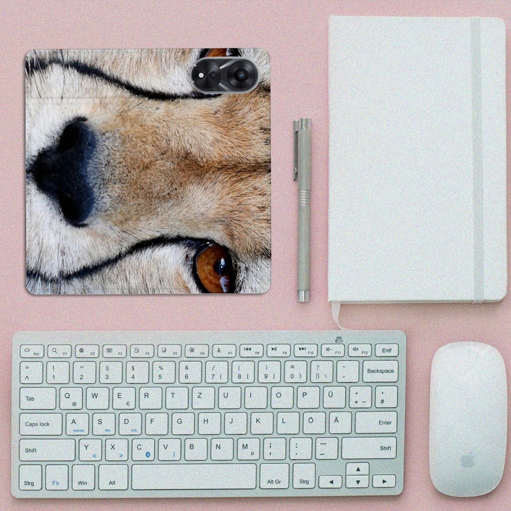 OPPO A78 | A58 5G Hoesje maken Cheetah close-up design met jachtluipaard op bureau