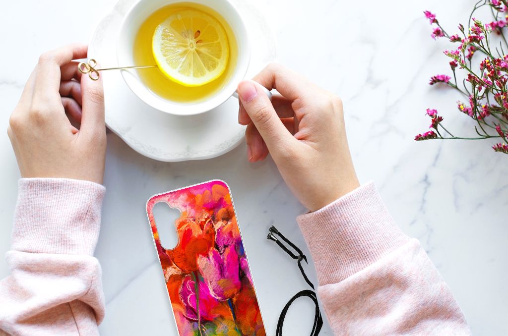 Back Cover Samsung Galaxy A14 5G Tulips naast een kopje thee met citroen en bloemen.