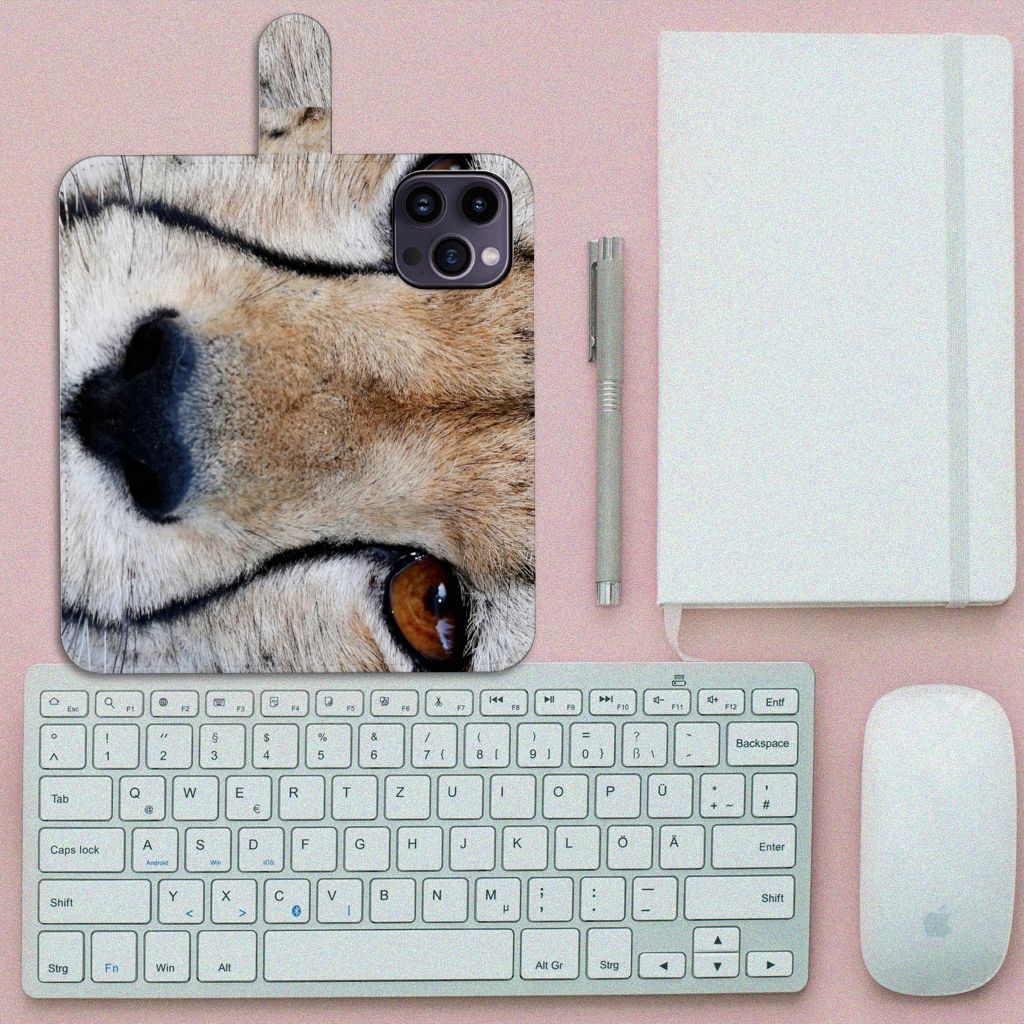 iPhone 15 Pro Max Telefoonhoesje met Pasjes Cheetah met close-up van cheeta op een bureau