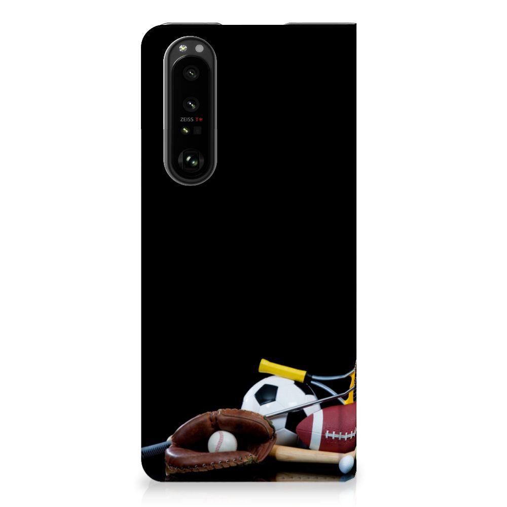 Sony Xperia 5 III Hippe Standcase Sports met diverse sportuitrusting zoals voetbal, tennis en basketbal.