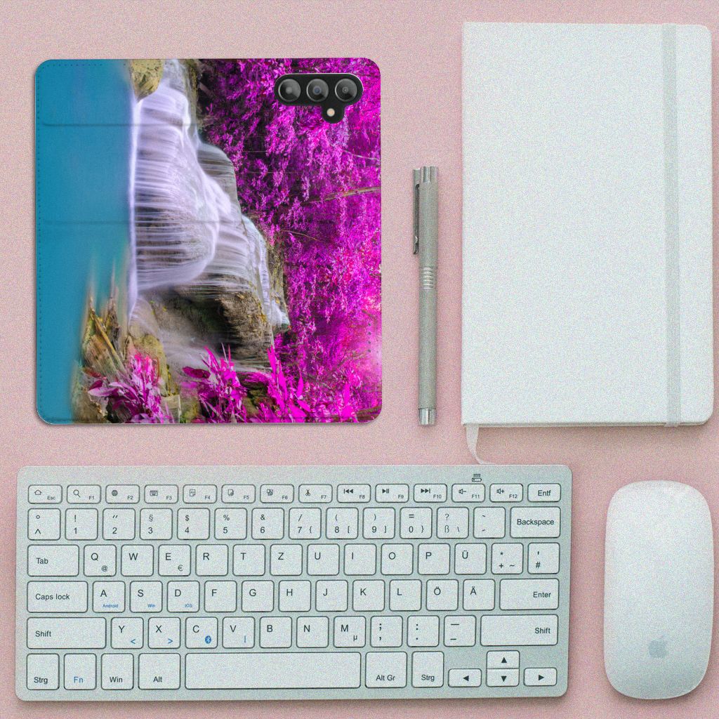 Samsung Galaxy A14 4G Book Cover Waterval met rustgevende waterval en levendige bloemen op een bureau.