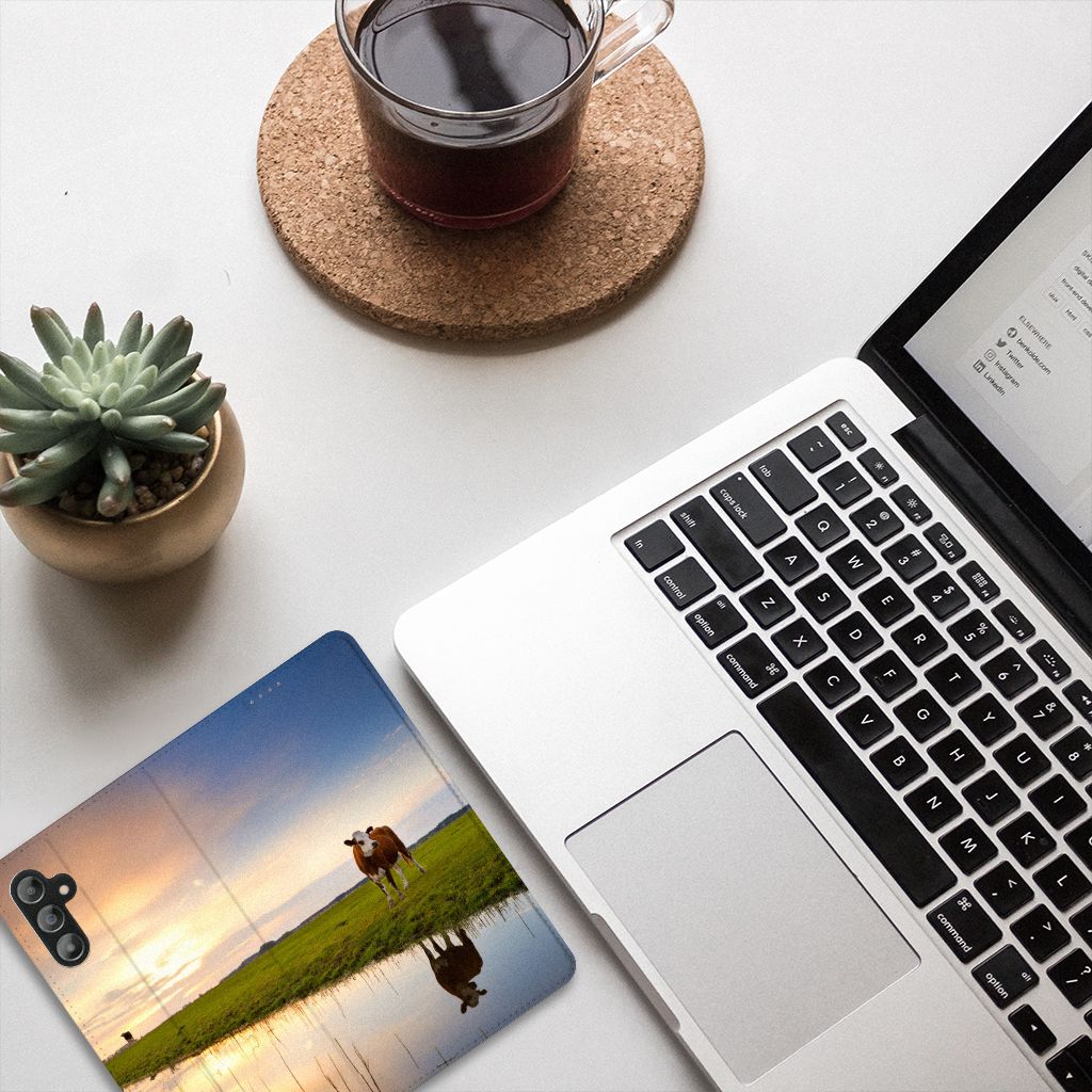 Samsung Galaxy A14 5G Hoesje maken Koe met koe en ondergang zon op een bureau met laptop en koffie.