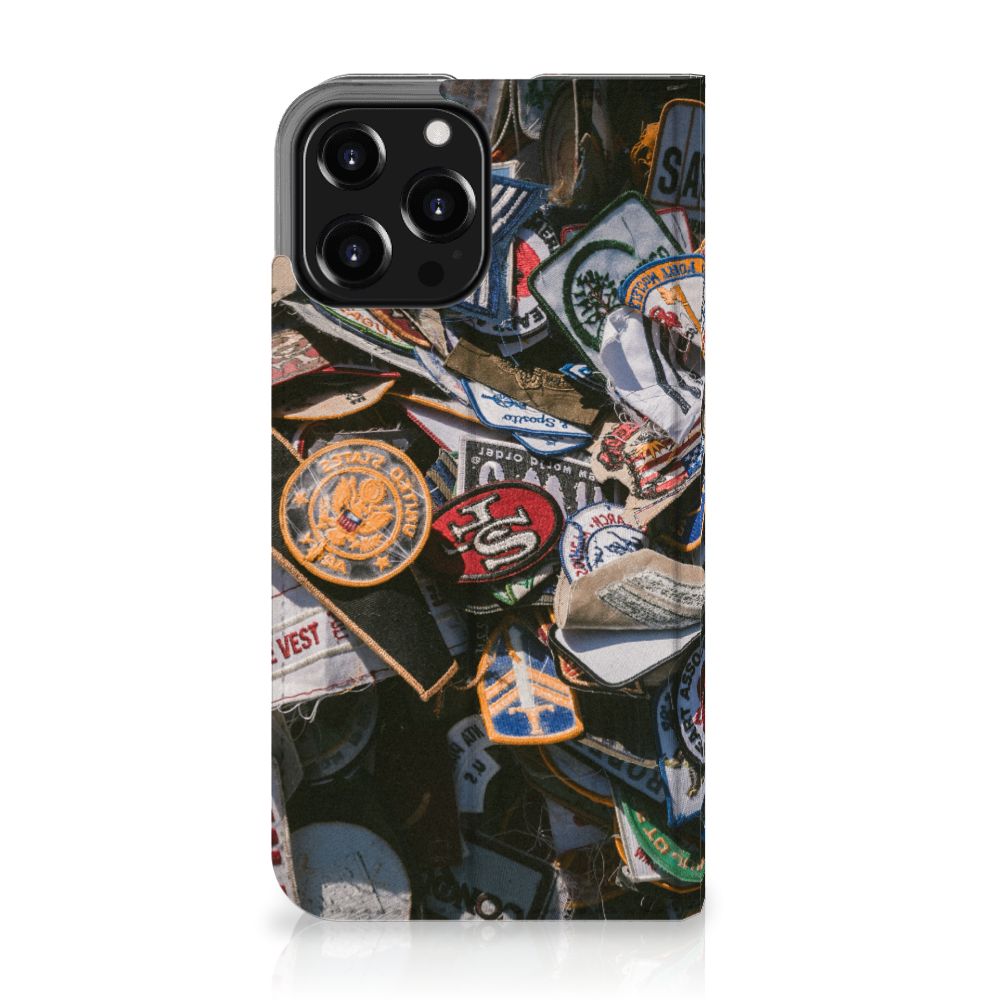 iPhone 13 Pro Max Stand Case Badges met kleurrijke patches voor een unieke stijl. 🎨