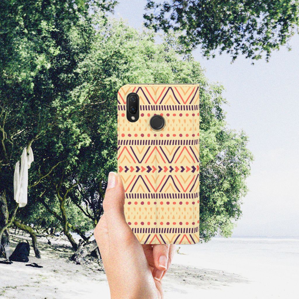 Huawei P Smart Plus Hoesje met Magneet Aztec Yellow