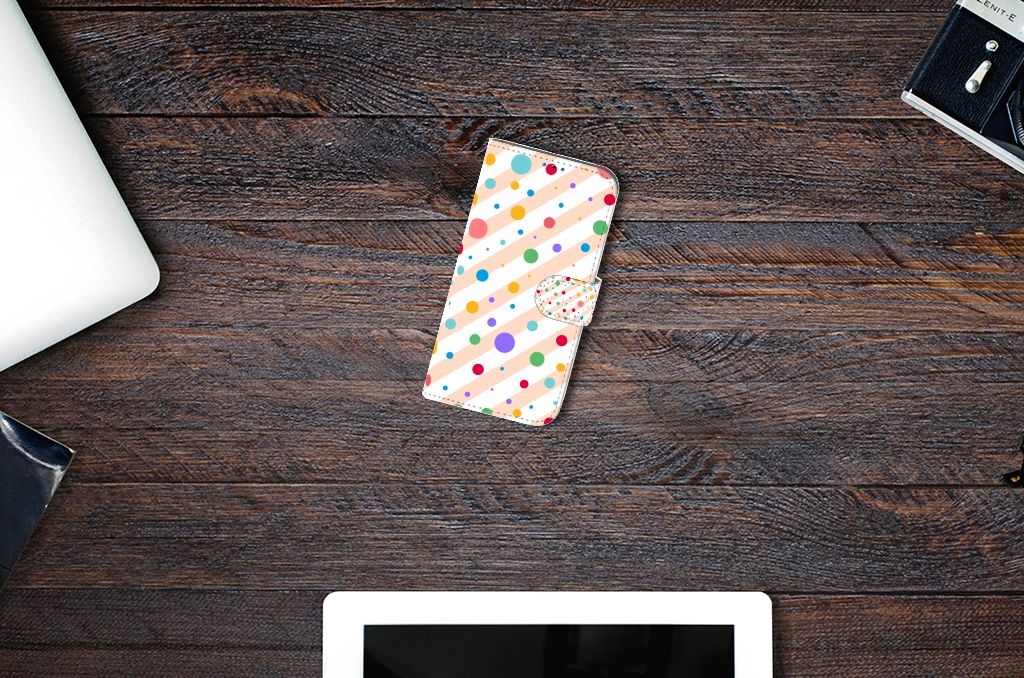 iPhone 14 Pro Telefoon Hoesje Dots met kleurrijke stippen op een houten tafel, perfect voor bescherming 🎨.