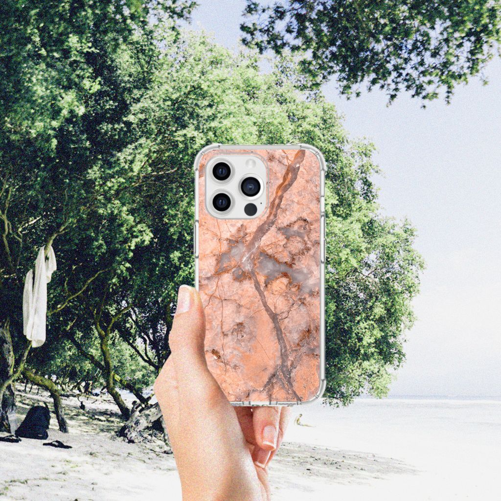 iPhone 13 Pro Max Anti-Shock Hoesje Marmer Oranje in hand met natuurachtergrond 🌳