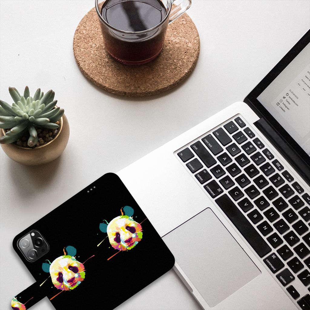 iPhone 13 Pro Max Leuk Hoesje Panda Color met kleurrijk panda ontwerp op een bureautafel 🍵.