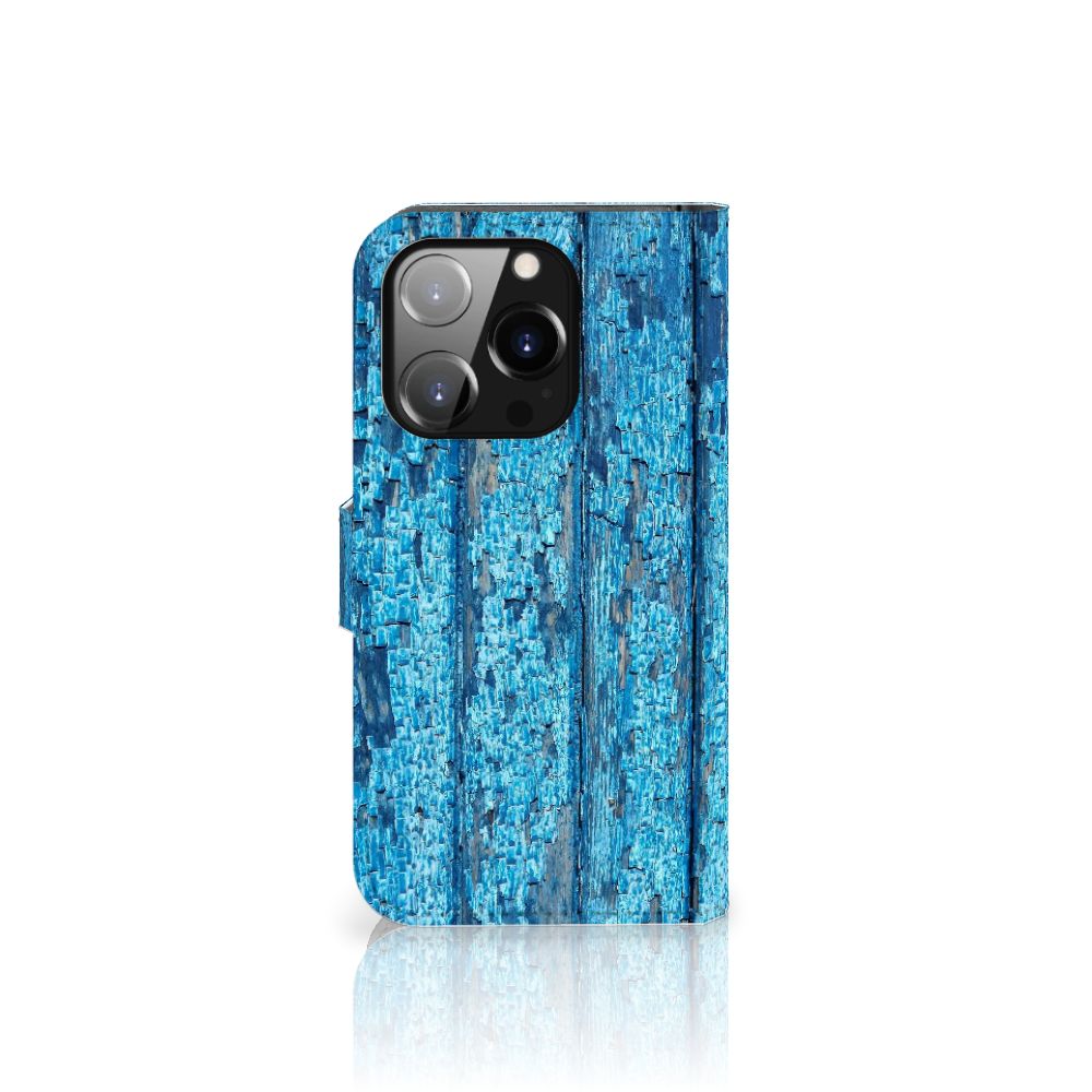 iPhone 14 Pro Book Style Case Wood Blue met een schitterend blauw afgebladderd houtdesign. 🌊